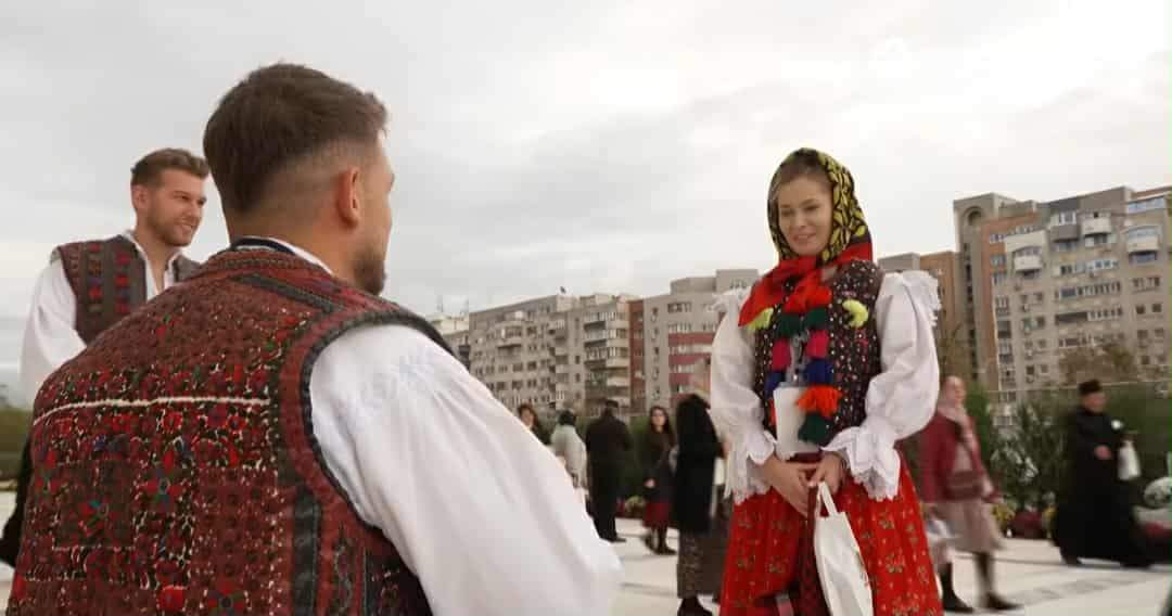 Moment unic în fața Catedralei Naționale! Un tânăr și-a cerut iubita de soție pe treptele clădirii impunătoare