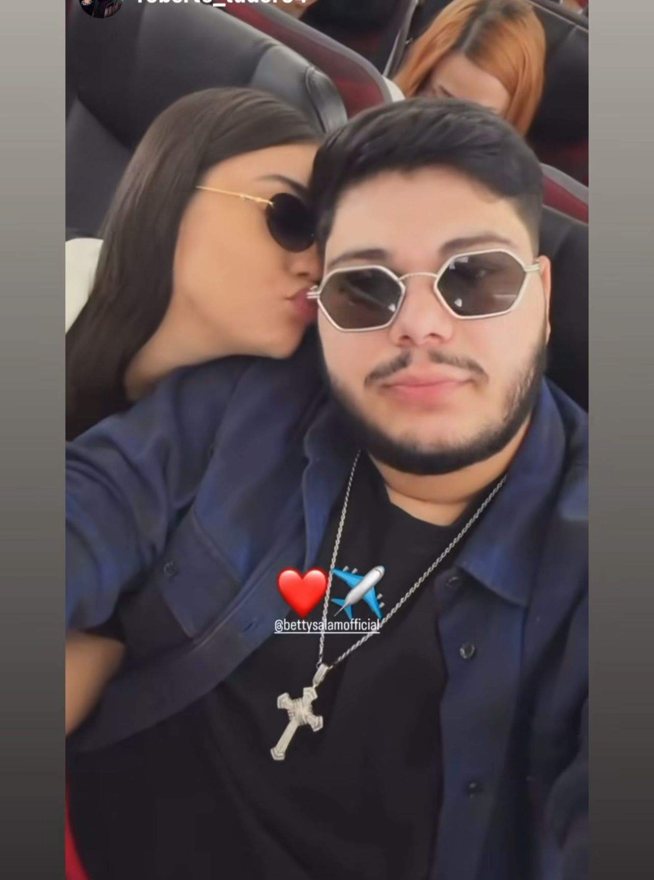 Betty Salam, în ipostaze tandre alături de Roberto Tudor, în avion. Unde au plecat amorezii