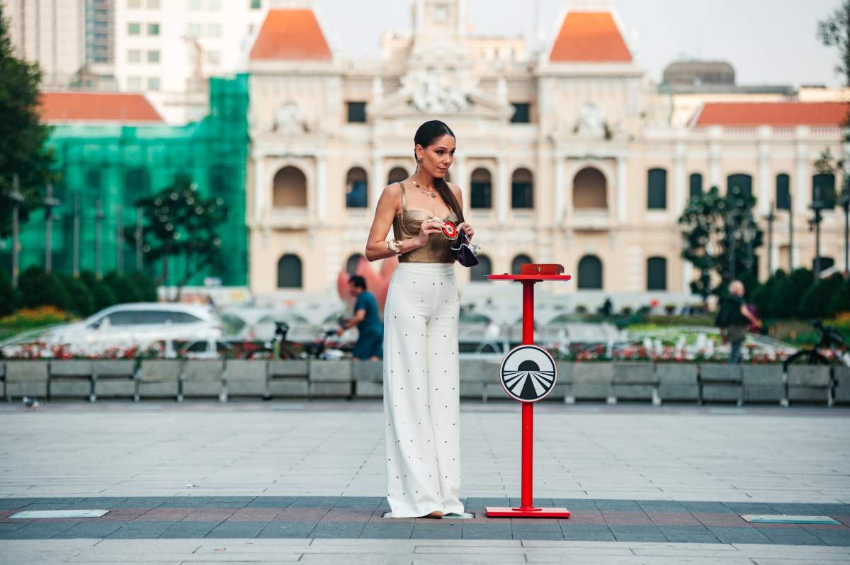 Diseară, de la ora 20:30, la Antena 1, ultima Cursă pentru ultima șansă din Vietnam, la Asia Express - Irina anunță încă de la început că insigna va fi roşie. Emisiunea, din nou lider de audiență