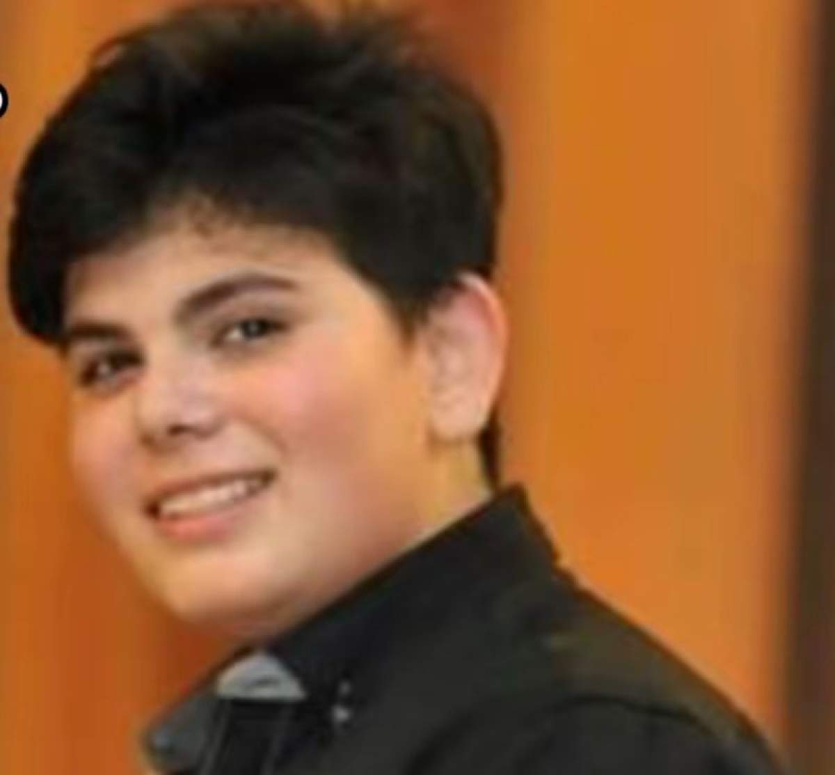 Este Andrei Bănuță! Îl recunoști? Acum este unul dintre cei mai iubiți artiști din România. Fanele sunt înfocate după el