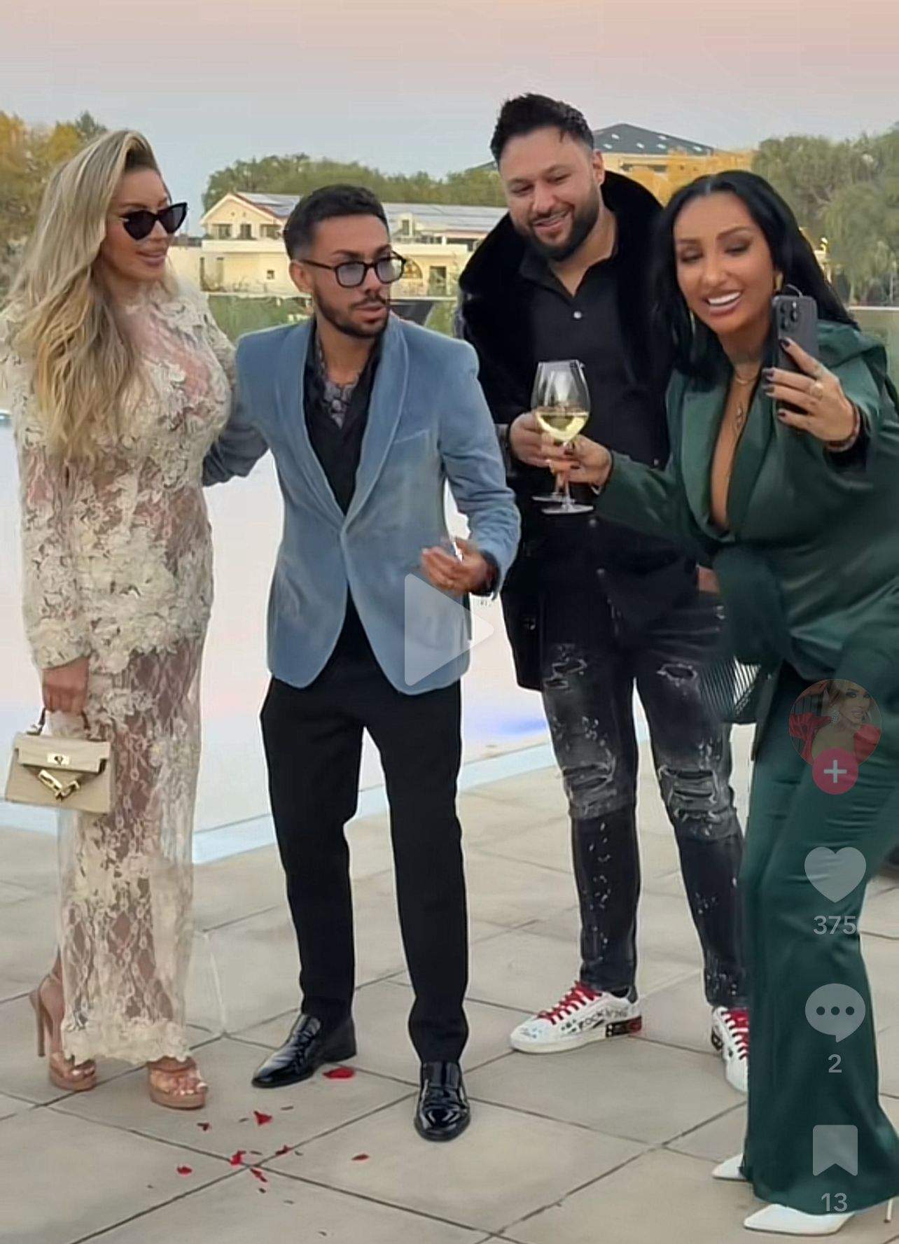 Ce ținută spectaculoasă a purtat Roxana Vașniuc în a doua zi de petrecere. Claudia Puican și Armin Nicoară au opt perechi de nași, iar vedeta și soțul ei sunt una dintre ele