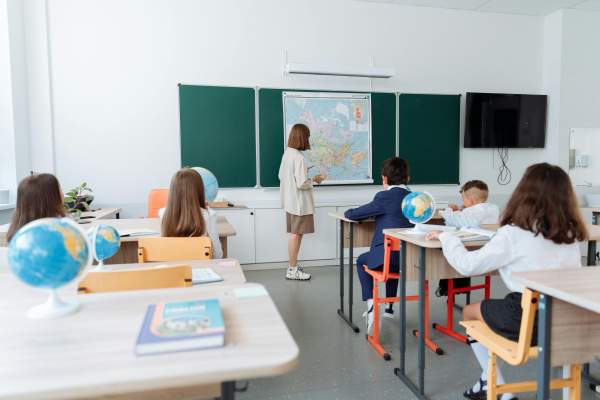 Mesaje de Ziua Educației 2025. Ce urări le poți trimite pe 5 octombrie elevilor și profesorilor