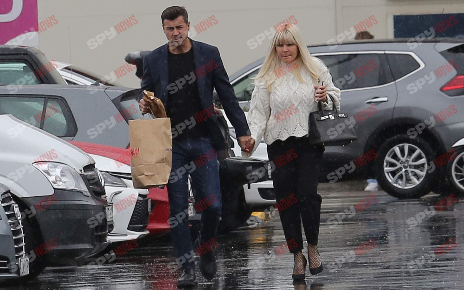 Se completează de minune! Elena Udrea, cu geanta fabuloasă pe braţ, Adrian Alexandrov cu covrigul în gură! Imagini senzaționale filmate de paparazzi