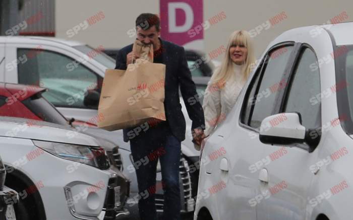Se completează de minune! Elena Udrea, cu geanta fabuloasă pe braţ, Adrian Alexandrov cu covrigul în gură! Imagini senzaționale filmate de paparazzi