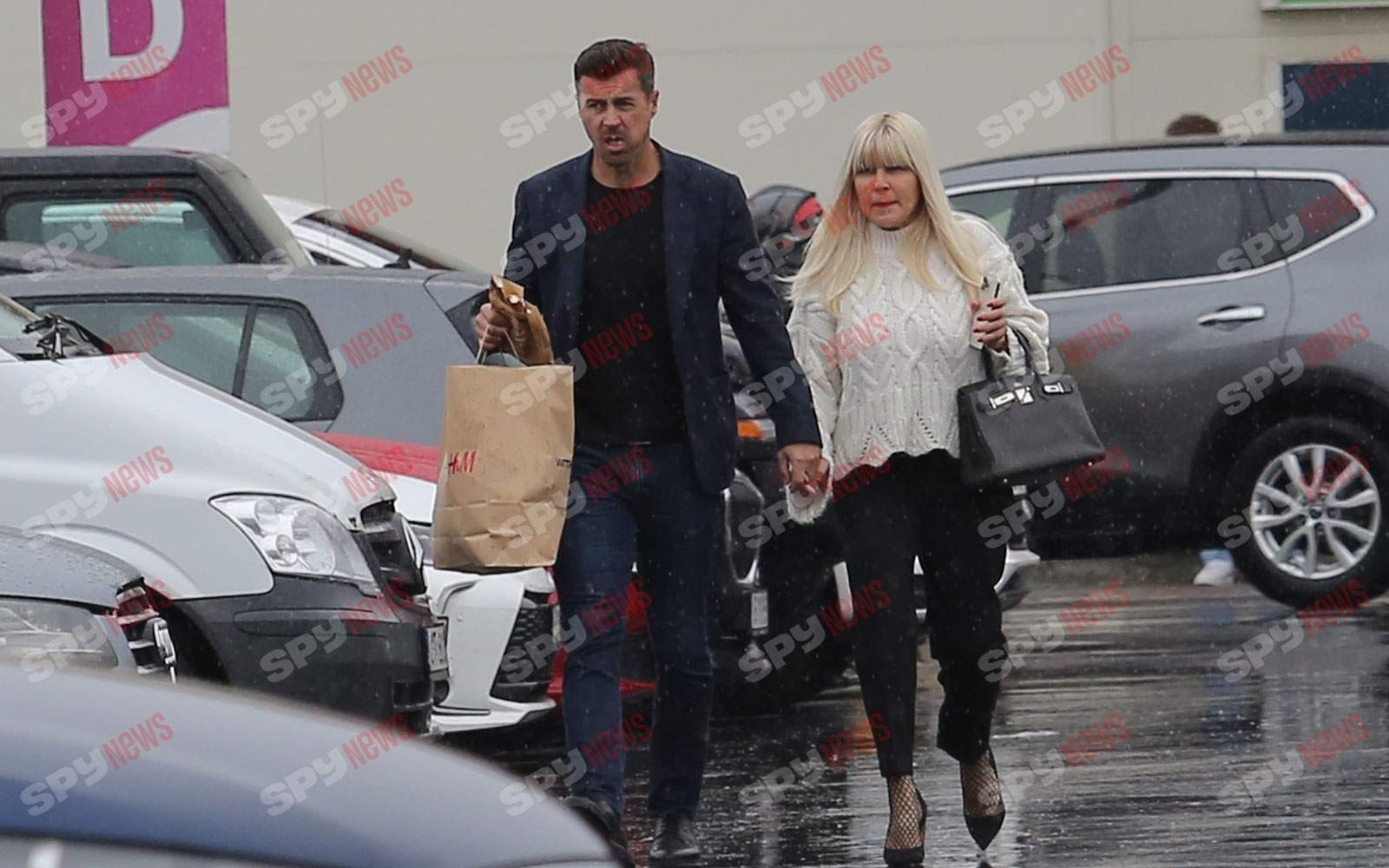 Se completează de minune! Elena Udrea, cu geanta fabuloasă pe braţ, Adrian Alexandrov cu covrigul în gură! Imagini senzaționale filmate de paparazzi