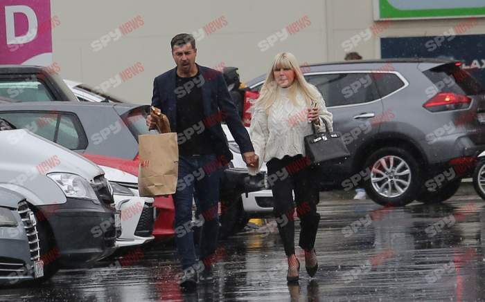 Se completează de minune! Elena Udrea, cu geanta fabuloasă pe braţ, Adrian Alexandrov cu covrigul în gură! Imagini senzaționale filmate de paparazzi