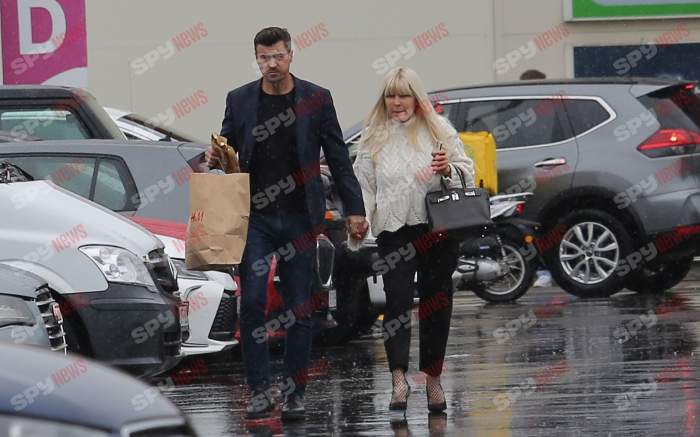 Se completează de minune! Elena Udrea, cu geanta fabuloasă pe braţ, Adrian Alexandrov cu covrigul în gură! Imagini senzaționale filmate de paparazzi