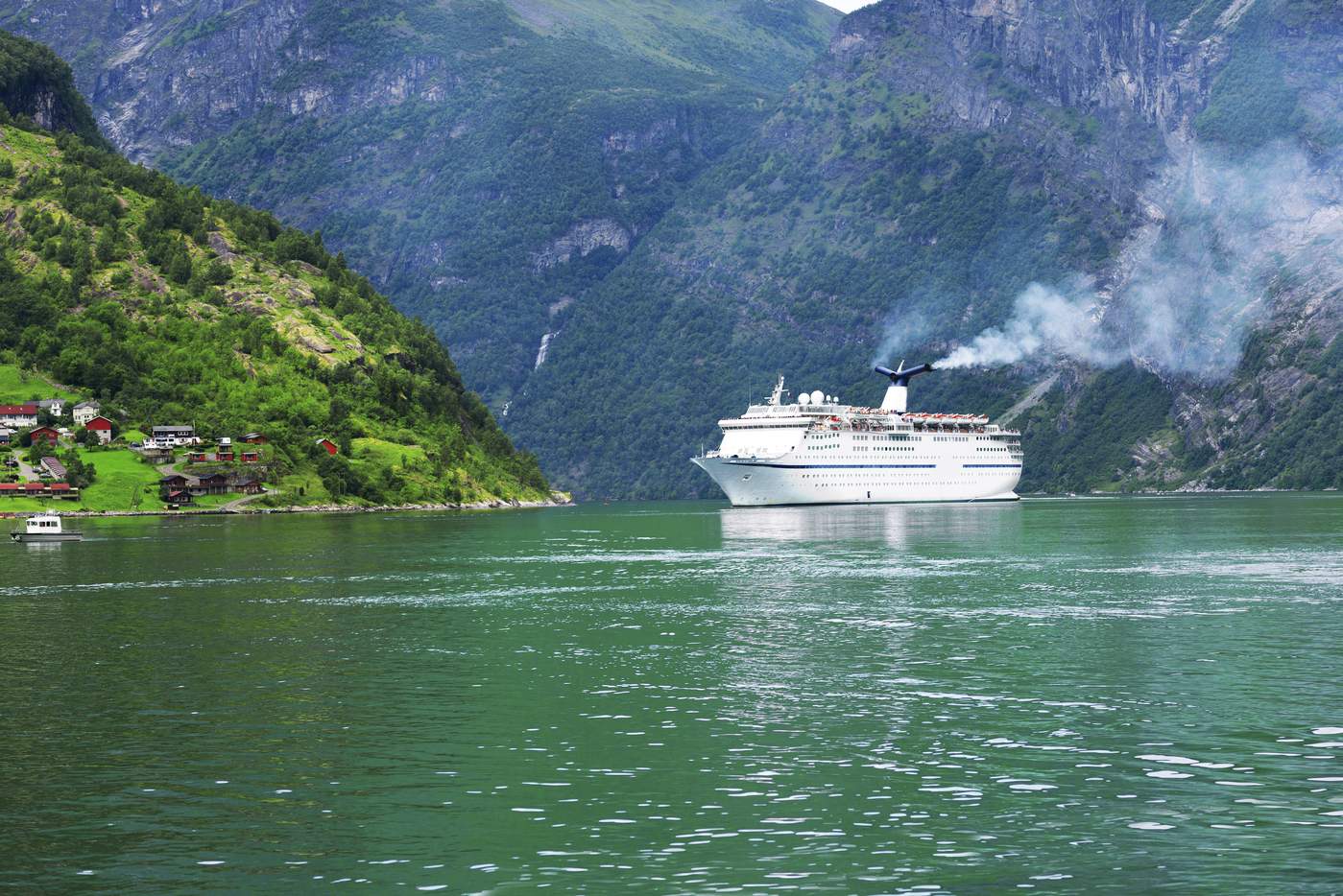 Navă de croazieră în fiordul de lângă Geiranger