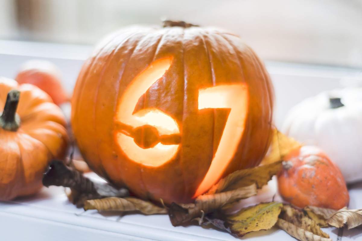 numărul 67 pe un dovleac