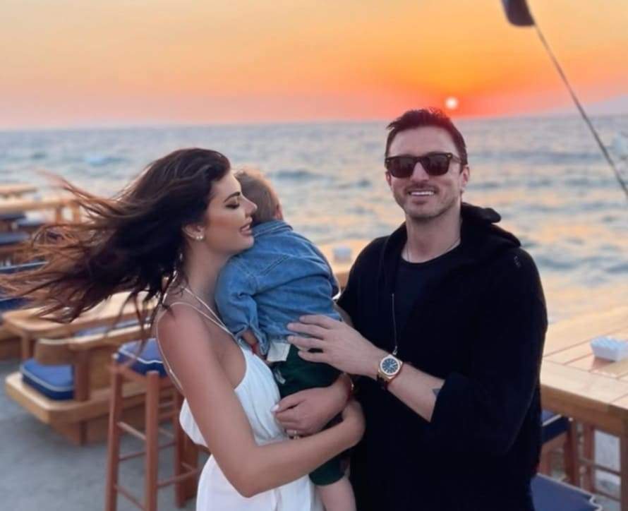 Angela Martini și Dragoș Săvulescu divorțează! Fotomodelul a depus deja actele! Cuplul se desparte după 7 ani și un copil împreună