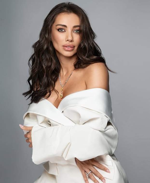 oana marica in rochie alba