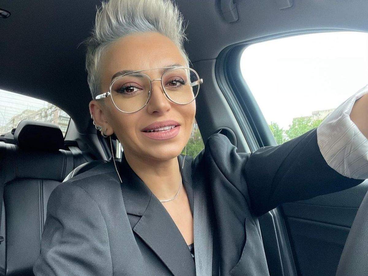 giulia anghelescu selfie la volan