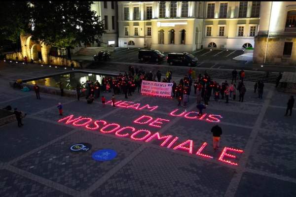 Cei șapte copii morți la spitalul din Iași, omagiați în centrul orașului! Peste 500 de candele, aprinse în memoria lor