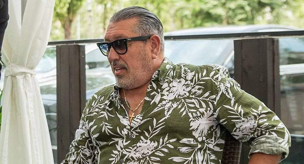 Serhgei Mizil poarta o camasa inflorata
