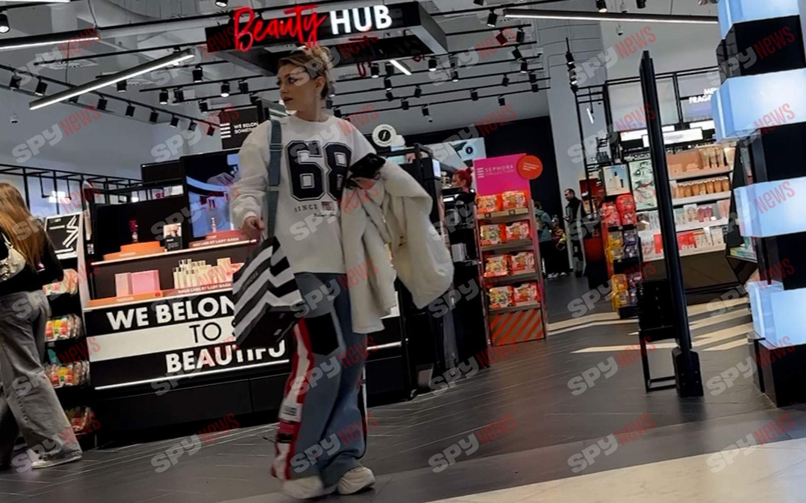 Era "două frigidere separate" a trecut, dar... Alina Sorescu face cumpărături multe şi le şi achită, tot ea! Cine e bărbatul care o ajută! | PAPARAZZI