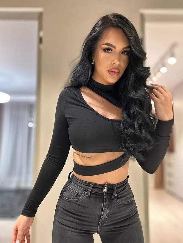 amelia ispita imbracata in negru