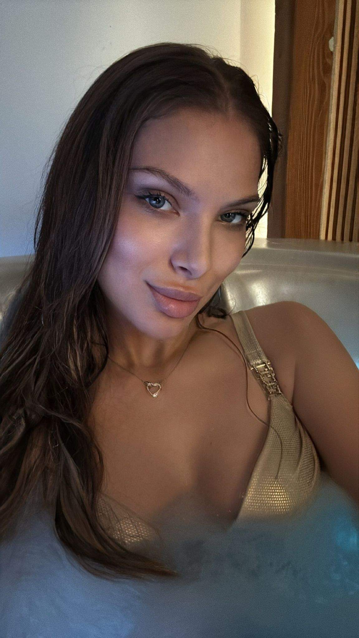 Nicolle Fota în jacuzzi