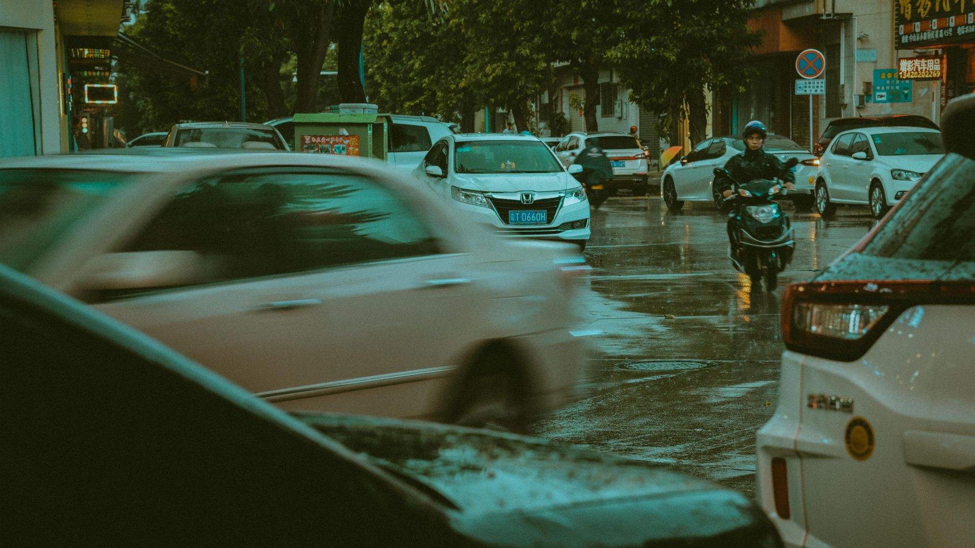 Ploaia îți poate strica mașina! La ce trebuie să ai atenția sporită și cum se poate evita situația