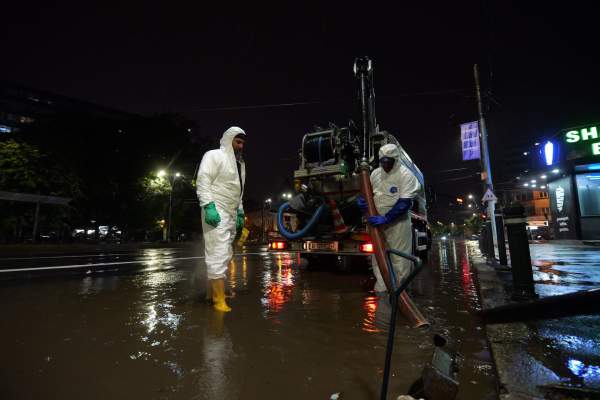 Imagini apocaliptice din Constanța și București! Furtuna a făcut dezastru. Copaci căzuți peste mașini și case inundate | VIDEO