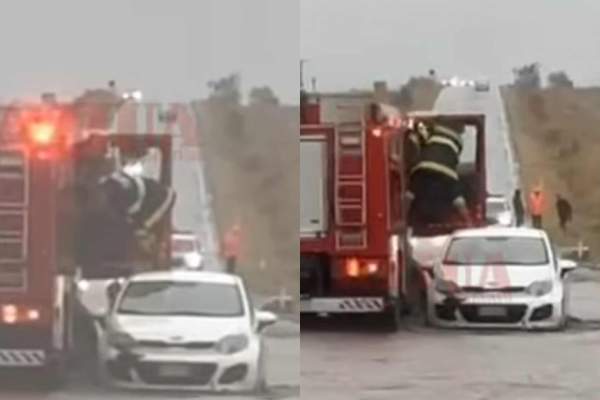 Operațiune de salvare în Constanța! Un șofer blocat pe capota mașinii sale din cauza inundațiilor a fost preluat de pompieri | FOTO
