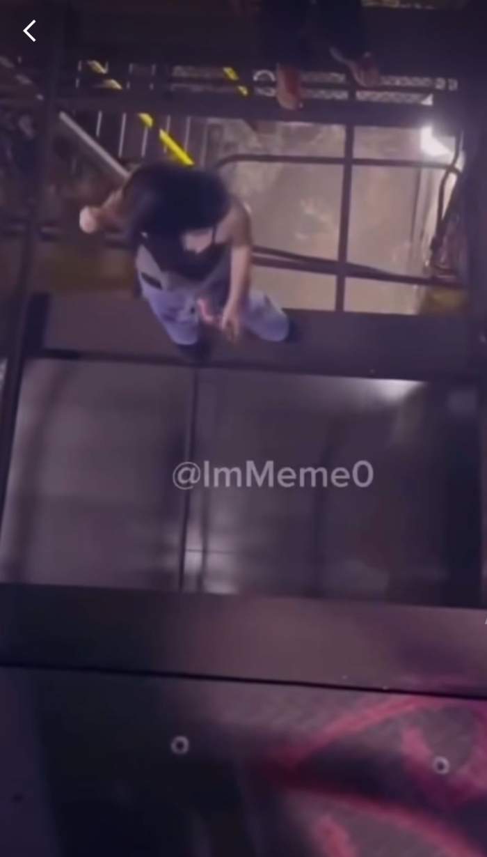 O fată a murit în timp ce încerca, la metrou, un nou trend viral pe TikTok.  Avea doar 12 ani