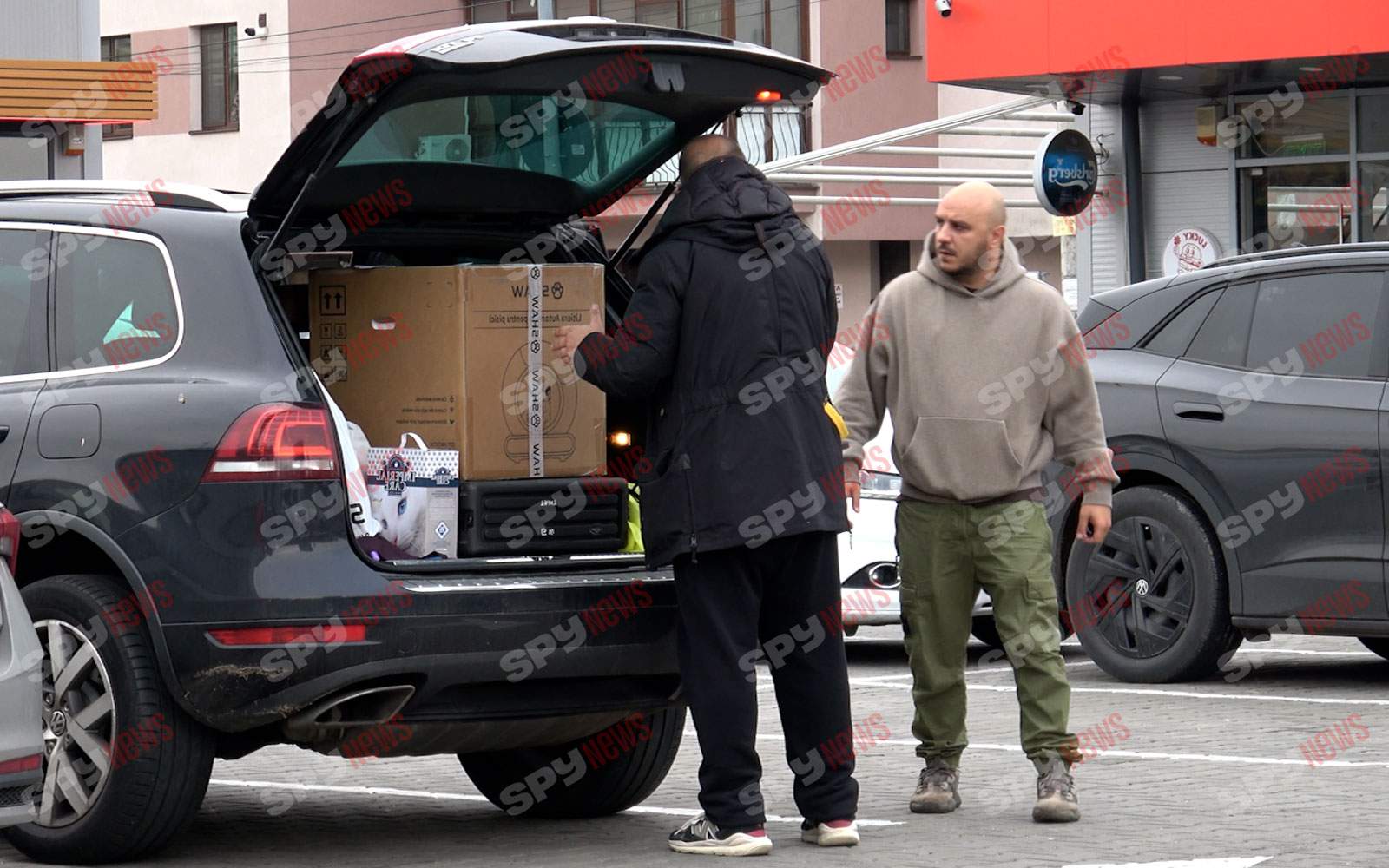 Imagini senzaţionale cu Guess Who! Alegerile simple sunt complicate pentru el. S-a luptat cu ea!