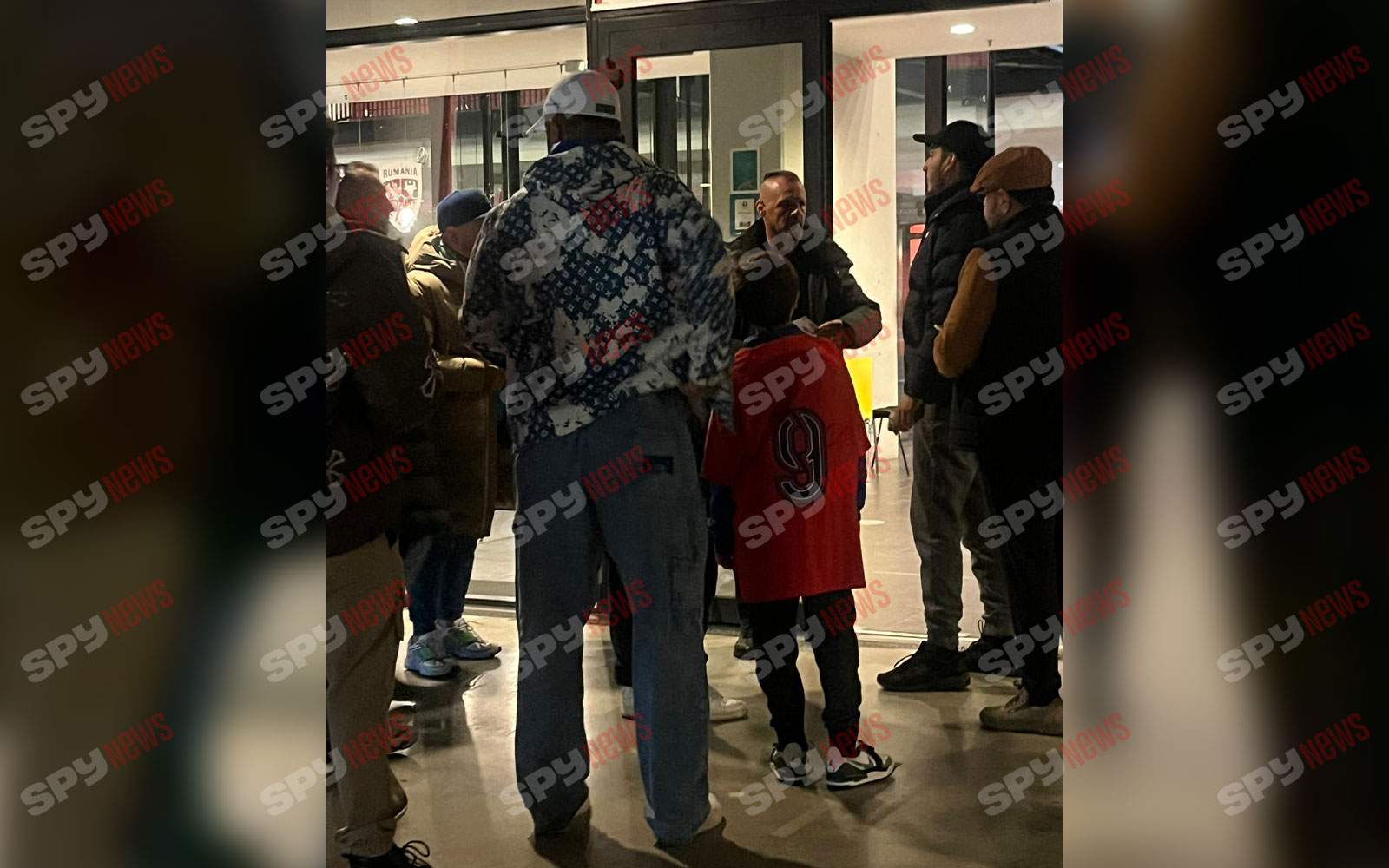Gabi Bădălău, aroganţe pe stadion! Cu bronzul de Dubai, dar nu cu Bianca Drăguşanu! Cine l-a însoţit! | PAPARAZZI