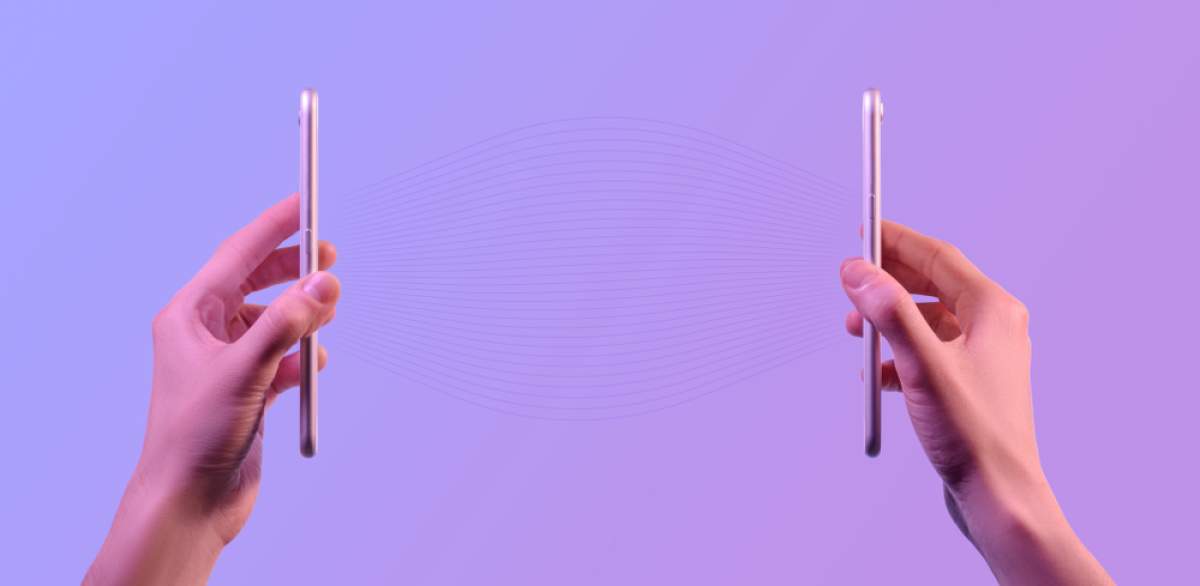 O imagine cu doua telefoane conectate prin cablu, simbolizand transferul de date