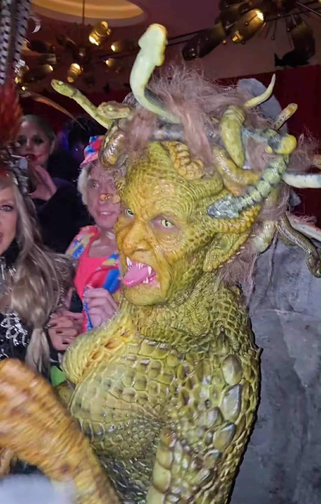 Cele mai extravagante costume de Halloween 2025. O actriță de la Hollywood a intrat complet în pielea personajului Medusa