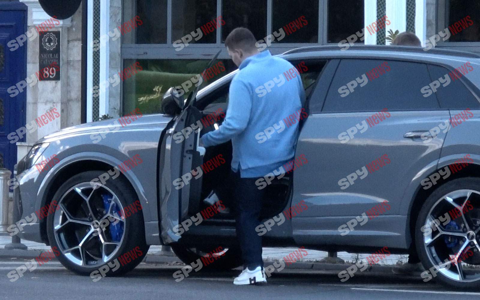 Viața arată altfel când ești la volanul unui bolid de lux! Cum l-au filmat paparazzii pe Teodor Tender