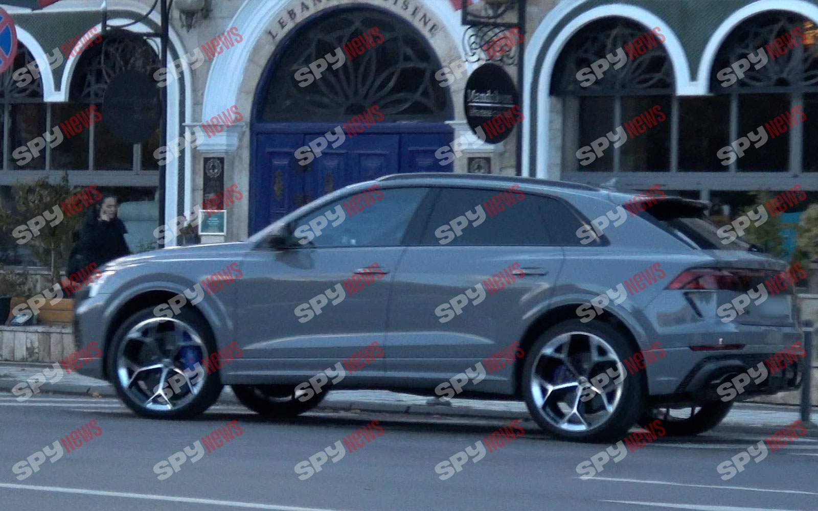 Viața arată altfel când ești la volanul unui bolid de lux! Cum l-au filmat paparazzii pe Teodor Tender