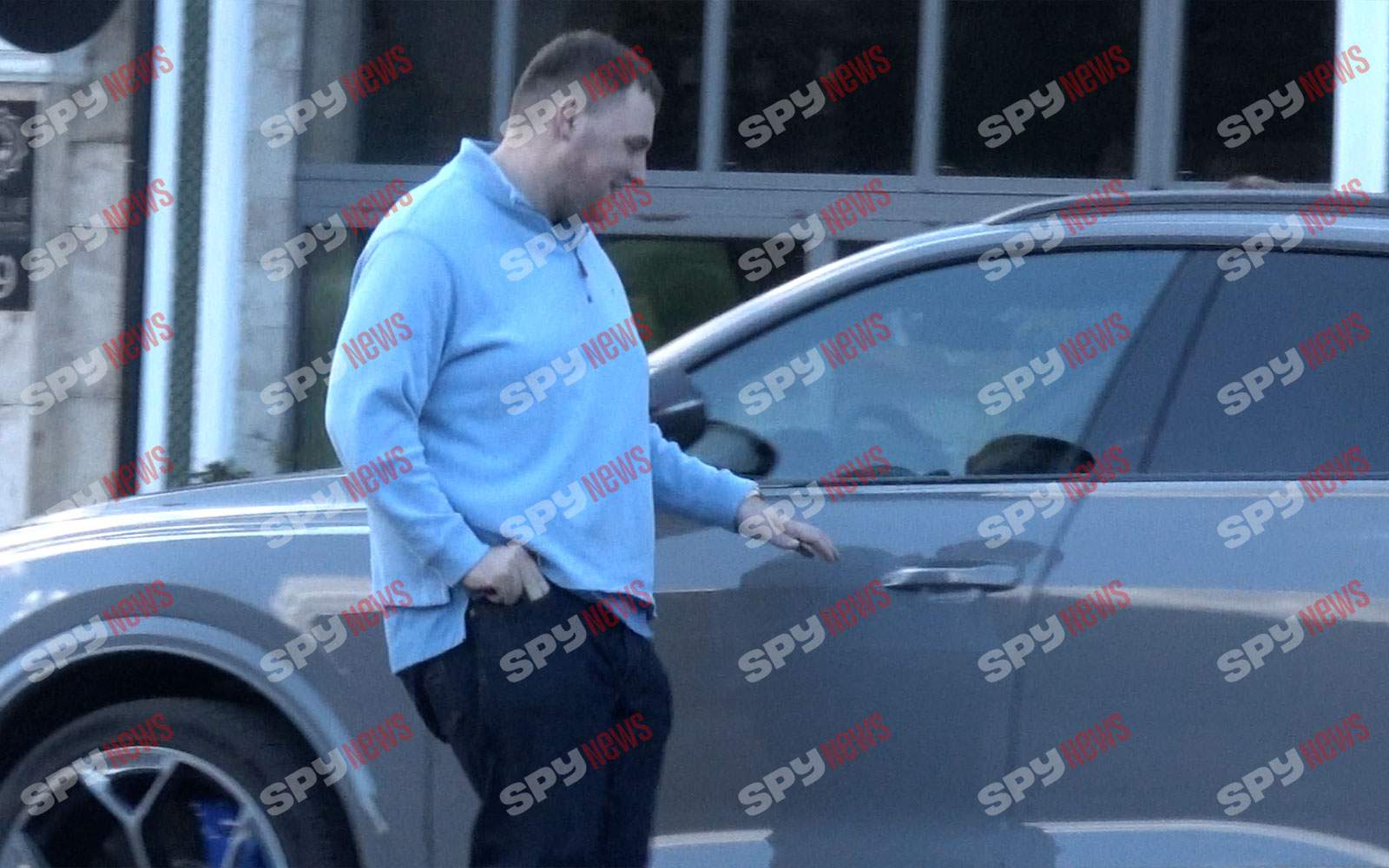 Viața arată altfel când ești la volanul unui bolid de lux! Cum l-au filmat paparazzii pe Teodor Tender