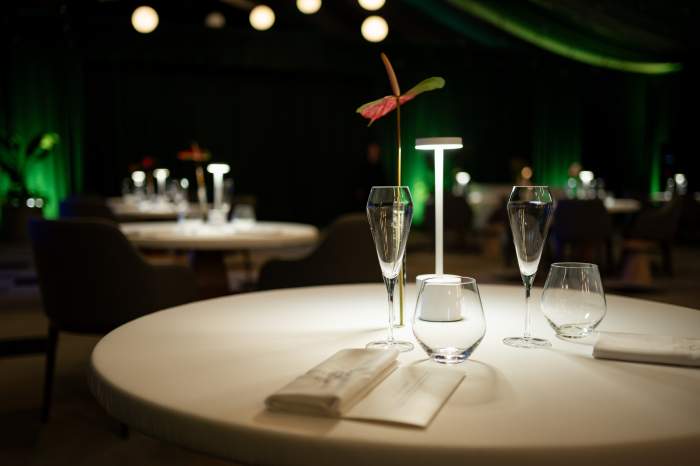 Jurații Chefi la cuțite s-au reunit la pop-up-ul Retroscena, de la Domeniul Știrbey. Chef Richard: ”Am fost foarte emoționat să-i am alături pe colegii mei”