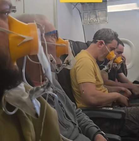 Momente de panică pentru pasagerii unui avion! Măștile de oxigen au căzut și aeronava a coborât rapid de la 11.000 de metri pentru ca oamenii să poată respira | VIDEO