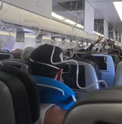 Momente de panică pentru pasagerii unui avion! Măștile de oxigen au căzut și aeronava a coborât rapid de la 11.000 de metri pentru ca oamenii să poată respira | VIDEO