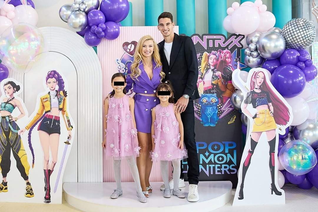 Andreea Bălan și Victor Cornea au plecat în vacanță! În ce destinație luxoasă a ales vedeta să își ducă fetițele