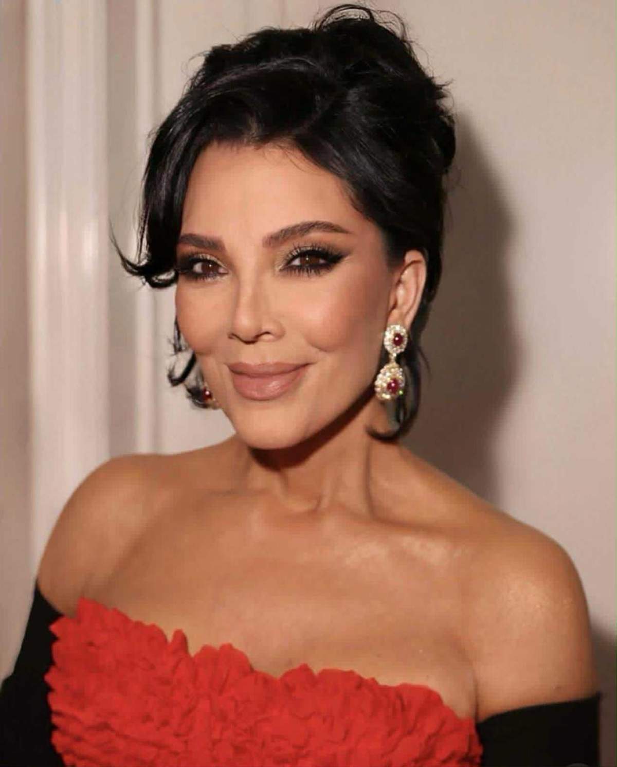 Kris Jenner, apariție spectaculoasă, la propria petrecere! Cum arată mama surorilor Kardashian cu părul lung