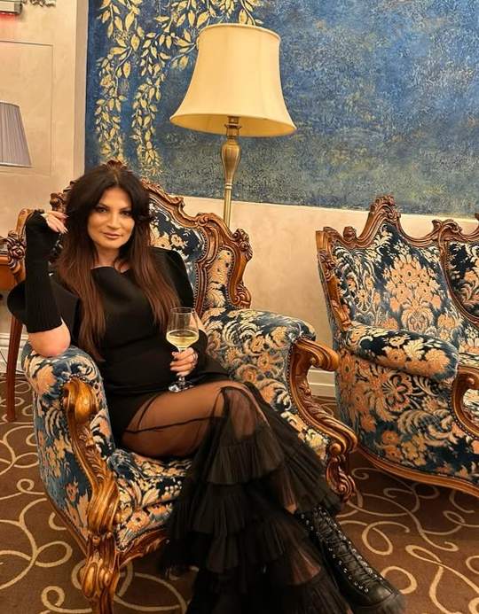 ioana ginghina pe un fotoliu