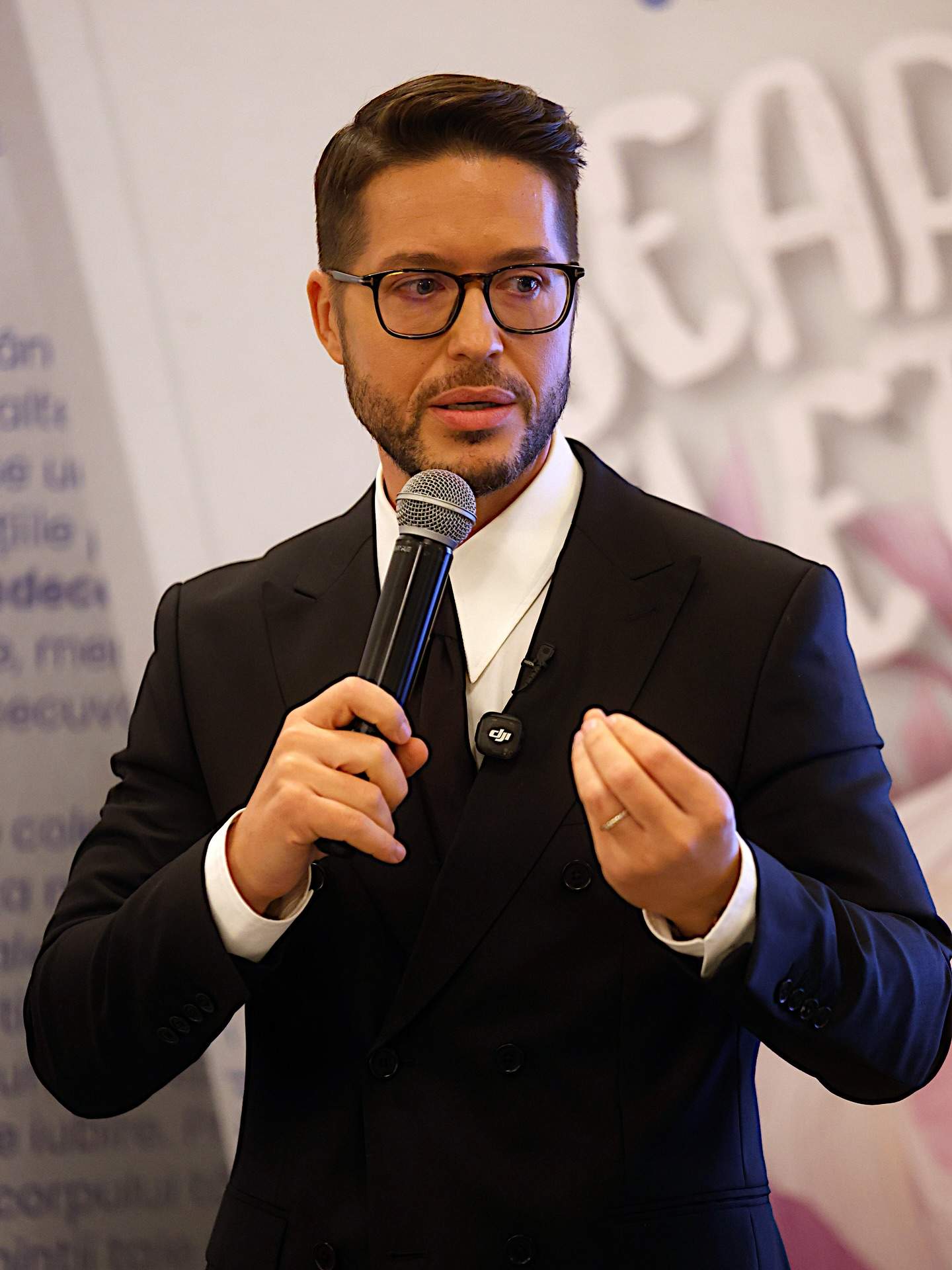 Jorge vorbeste la microfon