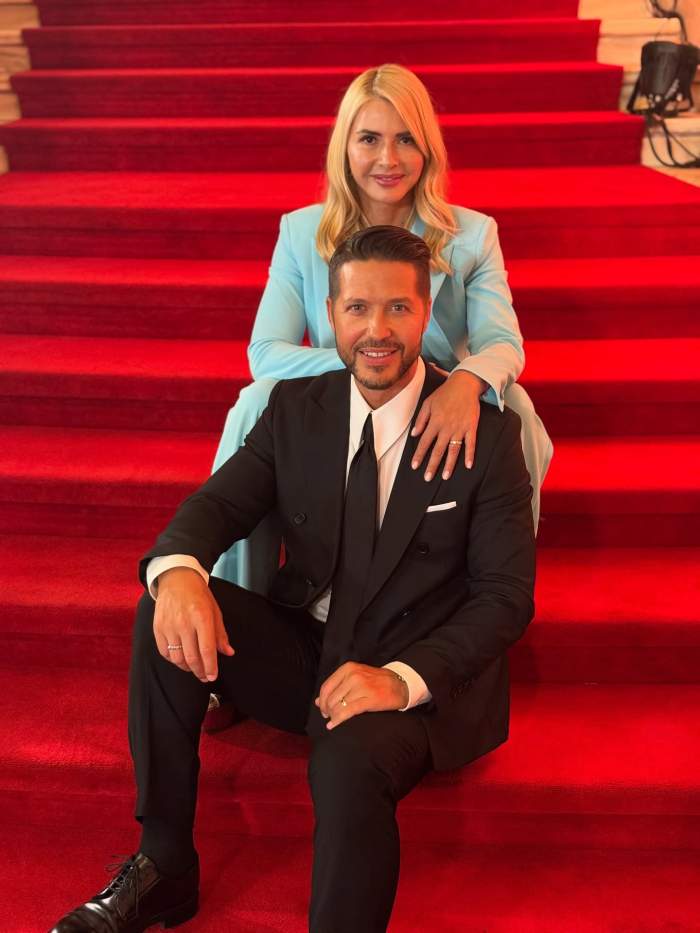 Jorge si soția, asezati pe scari