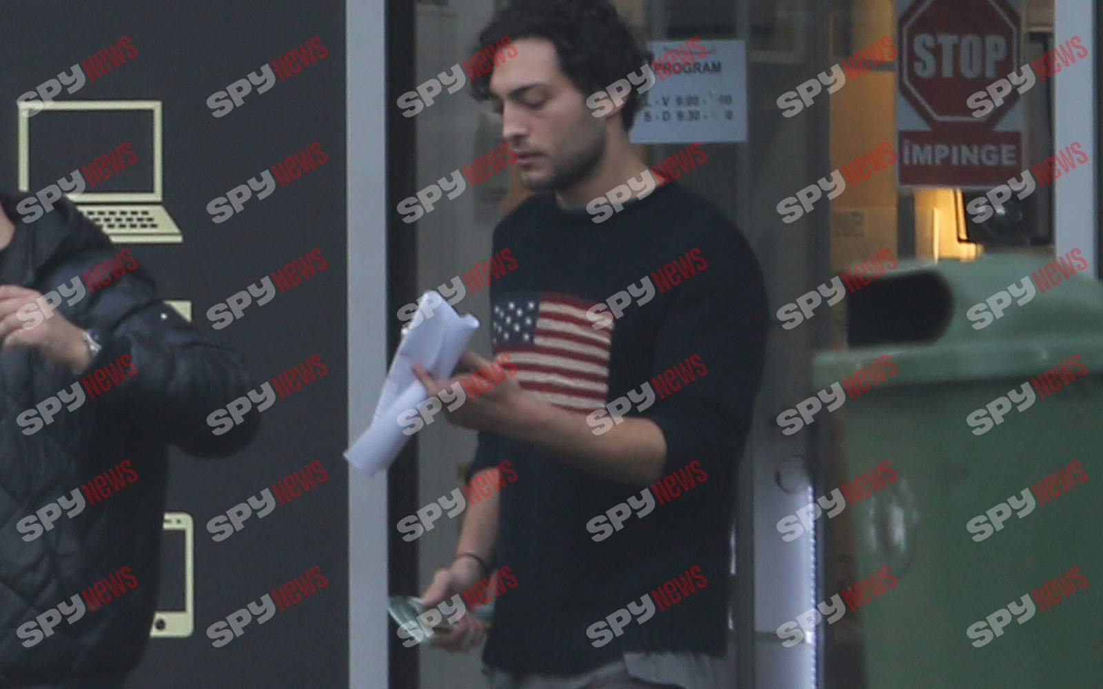 Toto Dumitrescu, comportament dubios, după ce a scăpat de arestul la domiciliu! Îşi lasă telefonul la amanet, din a doua încercare! Imaginile momentului