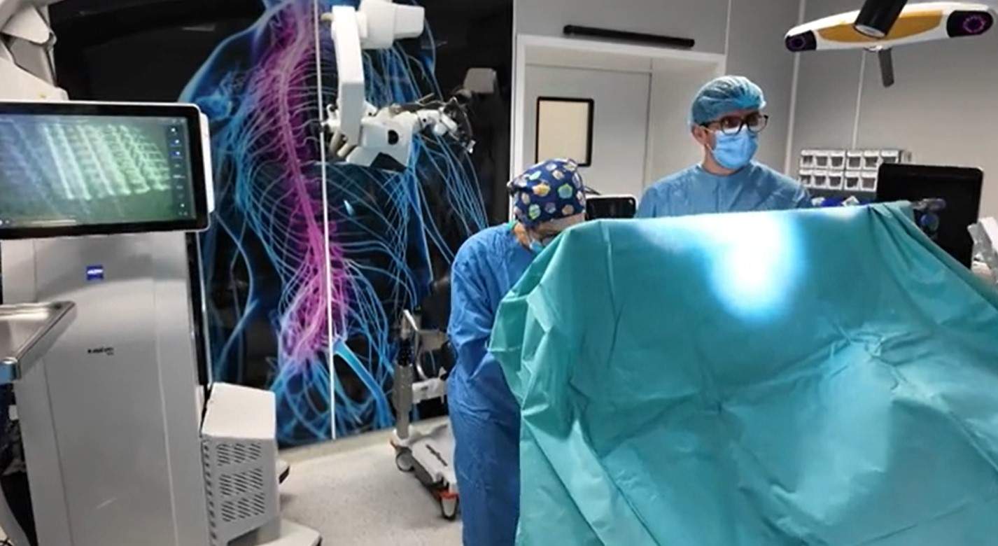 medici în sala de operație