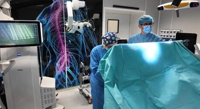 medici în sala de operație