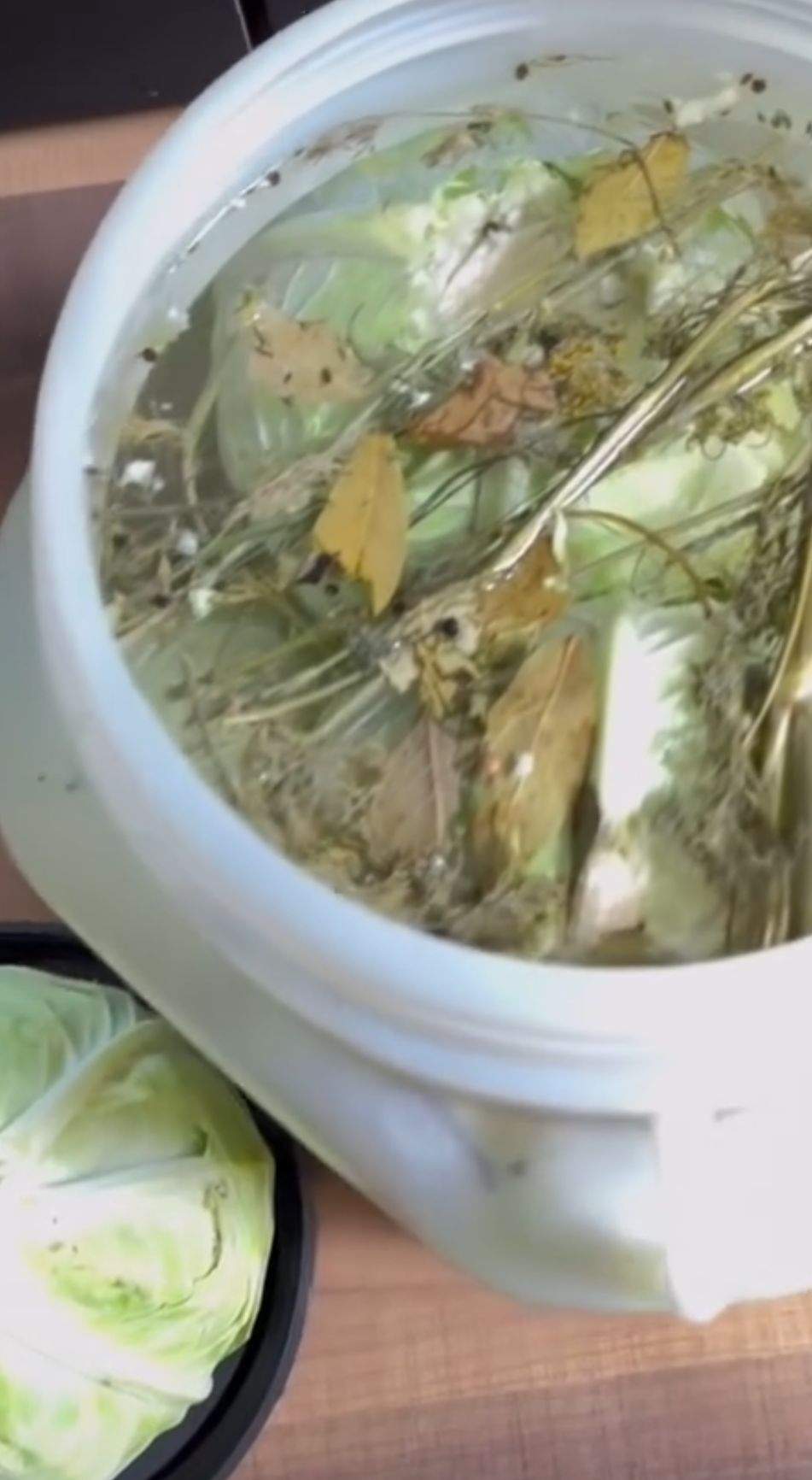 La ce temperatură să ții butoiul cu varză murată ca să nu facă floare? Trucul mai puțin cunoscut al gospodinelor