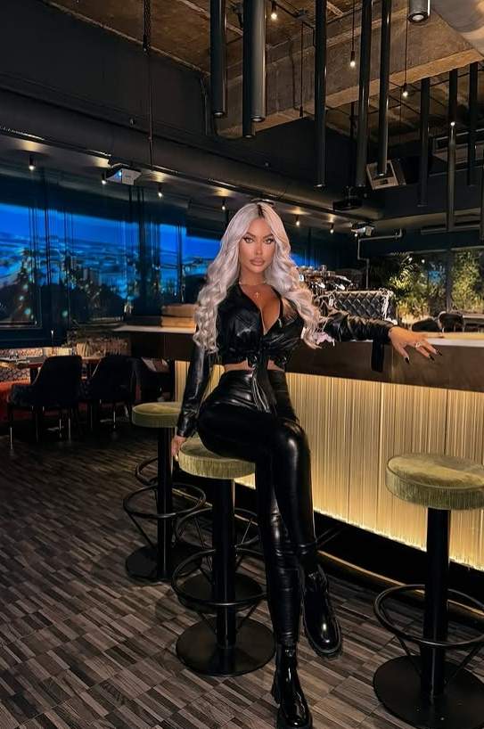 loredana chivu blonda la un restaurant