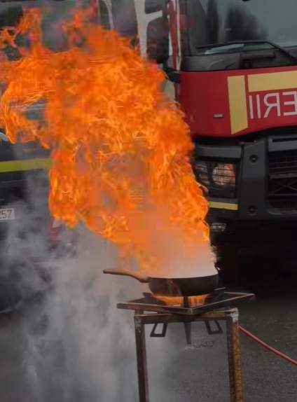 Ce trebuie să faci dacă uleiul din tigaie ia foc? Pașii corecți explicați de un specialist