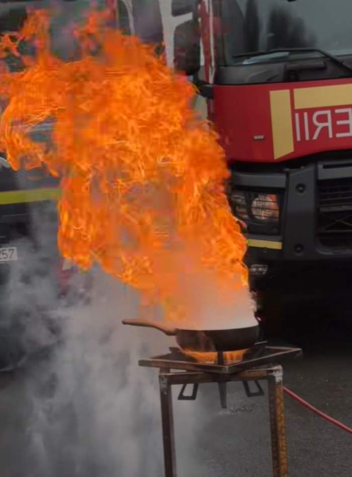 Ce trebuie să faci dacă uleiul din tigaie ia foc? Pașii corecți explicați de un specialist
