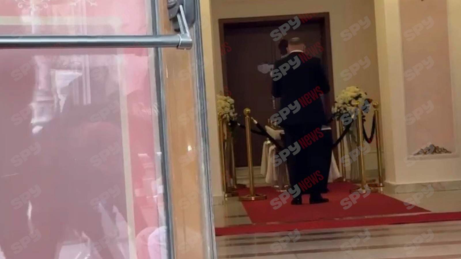 Sicriul cu trupul neînsuflețit al lui Horia Moculescu a fost depus la Teatrul de Revistă „Constantin Tănăse”. Familia și apropiații îi aduc un ultim omagiu