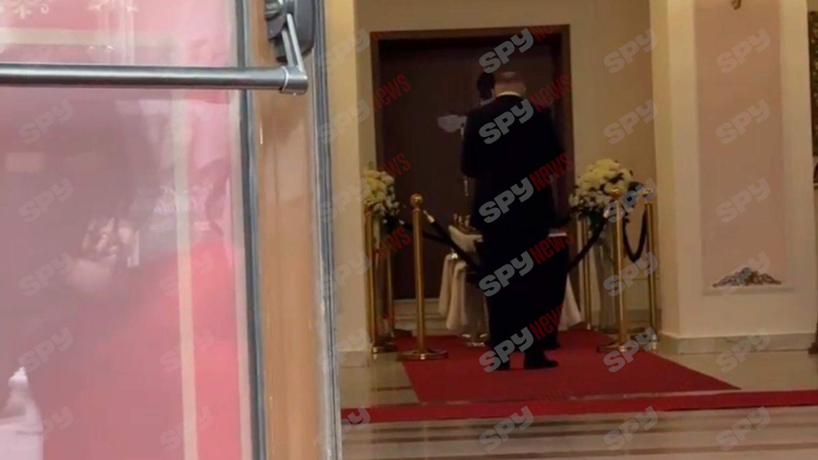 Sicriul cu trupul neînsuflețit al lui Horia Moculescu a fost depus la Teatrul de Revistă „Constantin Tănăse”. Familia și apropiații îi aduc un ultim omagiu