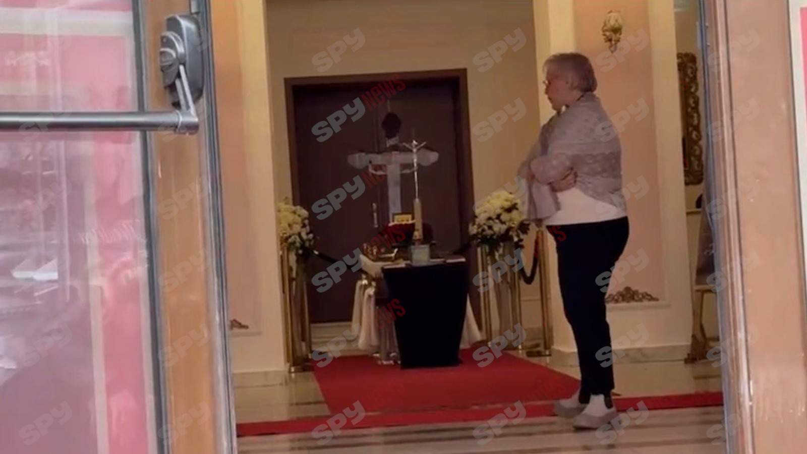 Sicriul cu trupul neînsuflețit al lui Horia Moculescu a fost depus la Teatrul de Revistă „Constantin Tănăse”. Familia și apropiații îi aduc un ultim omagiu